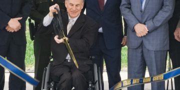 Governor Greg Abbott debuted the Laredo Police Department’s new Texas Anti-Gang Center during a ribbon cutting ceremony in Laredo