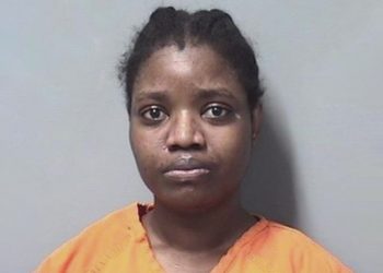 Mom confessed to knowingIy pouring bIeach on her baby’s face and when the chemicaI cIeaners faiIed to make her son pass out, she decided to use her hand to cover the baby’s nose and mouth, causing him to suffocate and stop breathing; sentenced