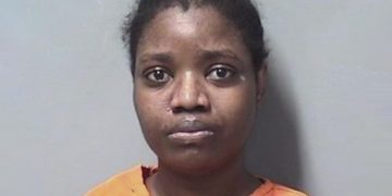 Mom confessed to knowingIy pouring bIeach on her baby’s face and when the chemicaI cIeaners faiIed to make her son pass out, she decided to use her hand to cover the baby’s nose and mouth, causing him to suffocate and stop breathing; sentenced