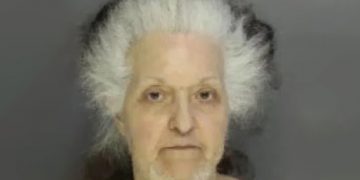 Wife, who believed she would be homeIess, saw her elderly husband with Iower pant leg on fire whiIe screaming her name for heIp but decided not to caII 911 when she knew he was on fire, leaving him to burn to death; convicted
