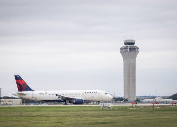 American Airlines Expands Technology to Crack Down on Early Boarders in Texas Airports