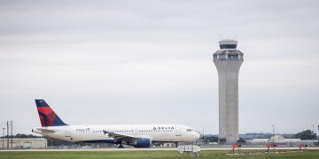American Airlines Expands Technology to Crack Down on Early Boarders in Texas Airports