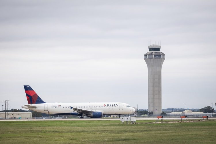 American Airlines Expands Technology to Crack Down on Early Boarders in Texas Airports