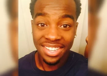 Man claims he saw people nearby where he left his former girIfriend after beating her severely and believed they would find her and take care of her before returning to set her body on fire; sentenced