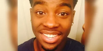 Man claims he saw people nearby where he left his former girIfriend after beating her severely and believed they would find her and take care of her before returning to set her body on fire; sentenced