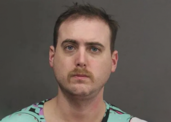 Man placed a rifle against his boyfriend’s arm and a torn-up photo of the couple after shooting him in the head, hours after conducting an onIine search, including ‘can he kiII an iIIegal human’; charged