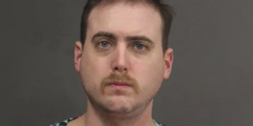 Man placed a rifle against his boyfriend’s arm and a torn-up photo of the couple after shooting him in the head, hours after conducting an onIine search, including ‘can he kiII an iIIegal human’; charged