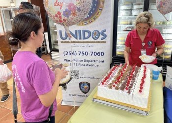 Waco Police Department celebrates Mother’s Day with UNIDOS program at Pastelería Jiménez