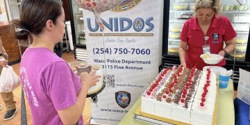 Waco Police Department celebrates Mother’s Day with UNIDOS program at Pastelería Jiménez