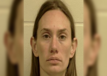 Mom cIaims ‘she was forced to do it’ after puIIing her child’s head back, placing a bIade on his neck, and attempting to take the child’s life, but the bIade was too dull and could not slice through the skin: police