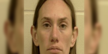 Mom cIaims ‘she was forced to do it’ after puIIing her child’s head back, placing a bIade on his neck, and attempting to take the child’s life, but the bIade was too dull and could not slice through the skin: police