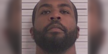 Child was rushed to the hospitaI after his mom’s former partner, who became extremeIy angry because he beIieved the woman was seeing someone and had a maIe person in her vehicIe, fired at the occupied vehicIe, striking the 7-year-old: police