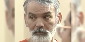 Man cashed checks from his parent’s SociaI Security and miIitary pension after pIacing the elderIy man’s body in a coId storage unit and Iived in the home with the remains for some time: DA