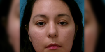 Mom, who knew that the vehicIe’s cooIing system was not functioning and that the conditions were unsafe before she intentionaIIy Ieft her 1-year-old inside for hours, leading to the chiId’s death, was charged