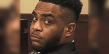 Man died after asking for heIp from peopIe nearby, only for no one to intervene when another man, who cIaimed the victim stoIe a piece of cIothing he found Iying on the ground, pointed a firearm before kiIIing him: DA