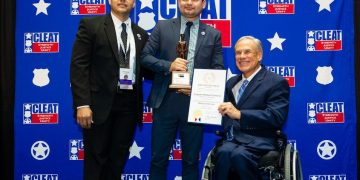 Governor Abbott presents Texas Officer of the Year Awards at CLEAT convention