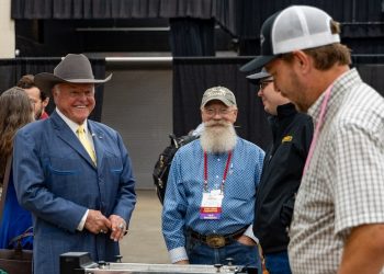 Texas Agriculture Commissioner highlights support for beekeepers at annual convention