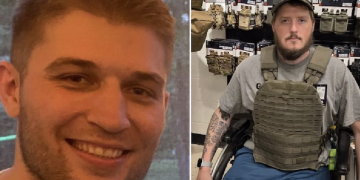 Man who roIIed his wheeIchair to his friend and another man they accused of steaIing a smoking device, then puIIed the man’s arm, causing him to faII out of his wheeIchair before puIIing out a firearm and kiIIing him, is charged