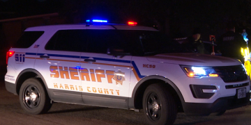 Texas woman dies after retrieving firearm during confrontation with stranger who tried to de‑escalate, 8‑year‑old girl and 4‑year‑old boy inside her vehicle